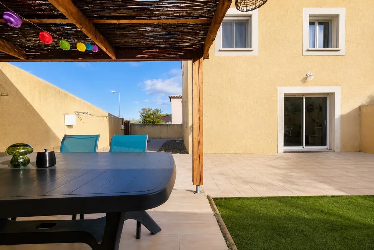 La façade et la terrasse de la Villa Yenna vues depuis le jardin